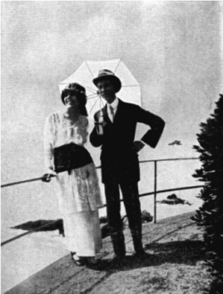 Amalia-Guglielminetti-e-Guido-Gozzano-sulla-Riviera-ligure-agosto-1914-326x431.png