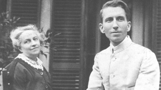 guido_gozzano_con_la_madre2-kpCH-U10801063163293jqG-1024x576@LaStampa.it