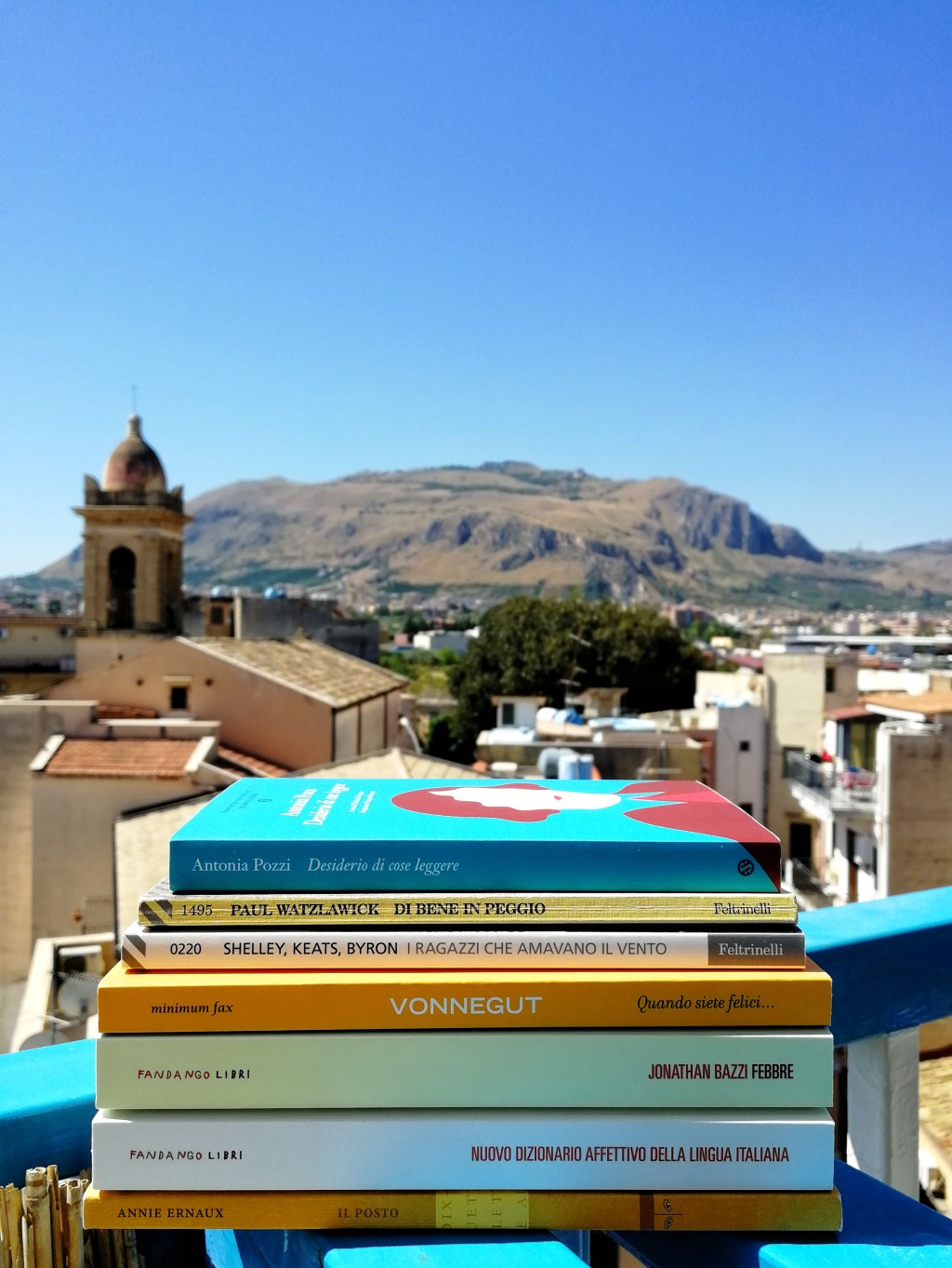 Libri sotto l’ombrellone: consigli tardivi